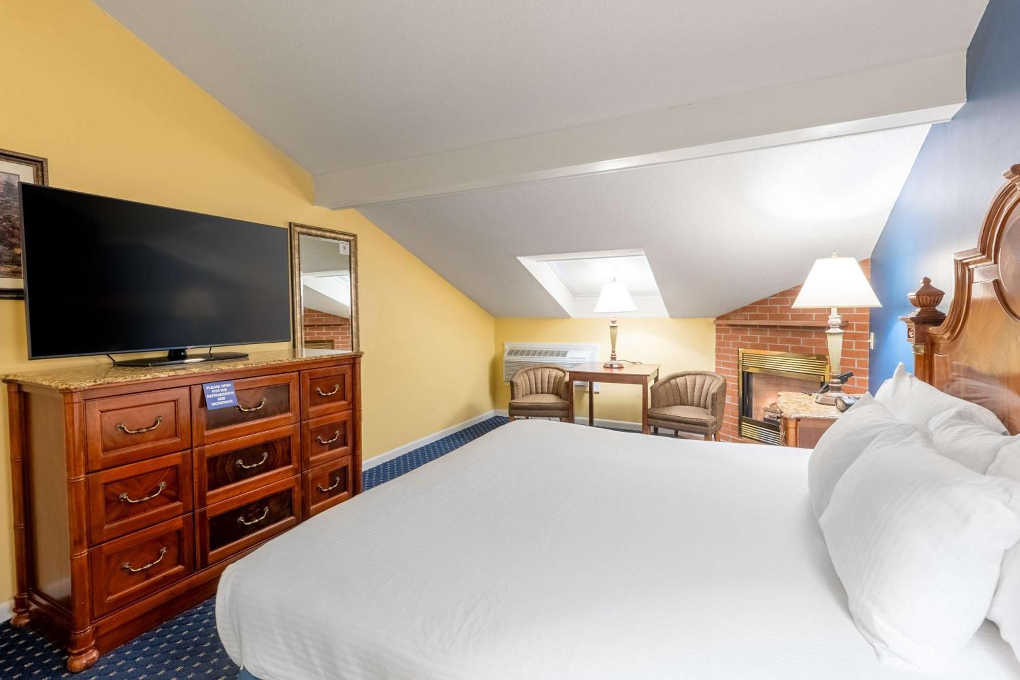 King Room with Fireplace - Pet Friendly/Third Floor/Non-Smoking